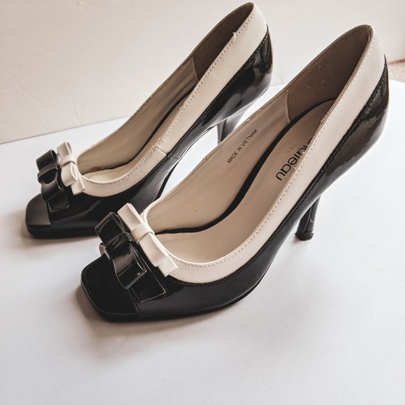 Black and White Bow Heels - Picture 2 of 3